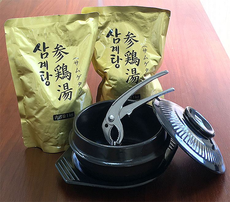 韓国宮廷料理サムゲタンと専用土鍋セット（プロが選んだサムゲタン1kg×2袋、専用土鍋、土鍋のフタ、専用トレイ、鍋つかみ×1個）　常...
