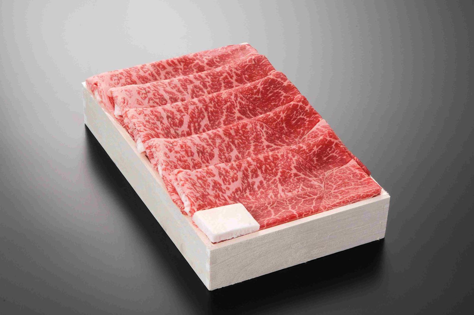 【すき亭】りんごで育った信州牛すき焼きセット 上モモ（700g）5～6名用、たれ付き・木箱、化粧箱入