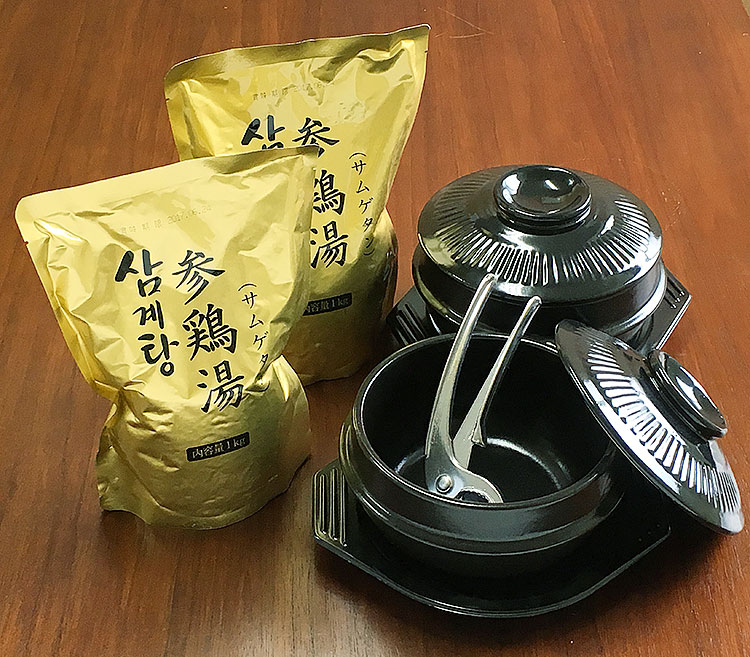 韓国宮廷料理サムゲタンと専用土鍋セット（プロが選んだサムゲタン1kg×2袋、専用土鍋、土鍋のフタ、専用トレイ各2個、鍋つかみ×1個...